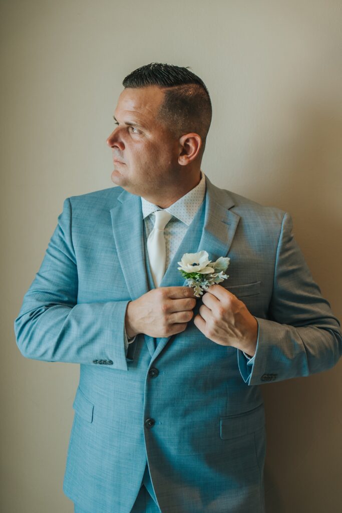 Groom with grey suit and white boutonniere